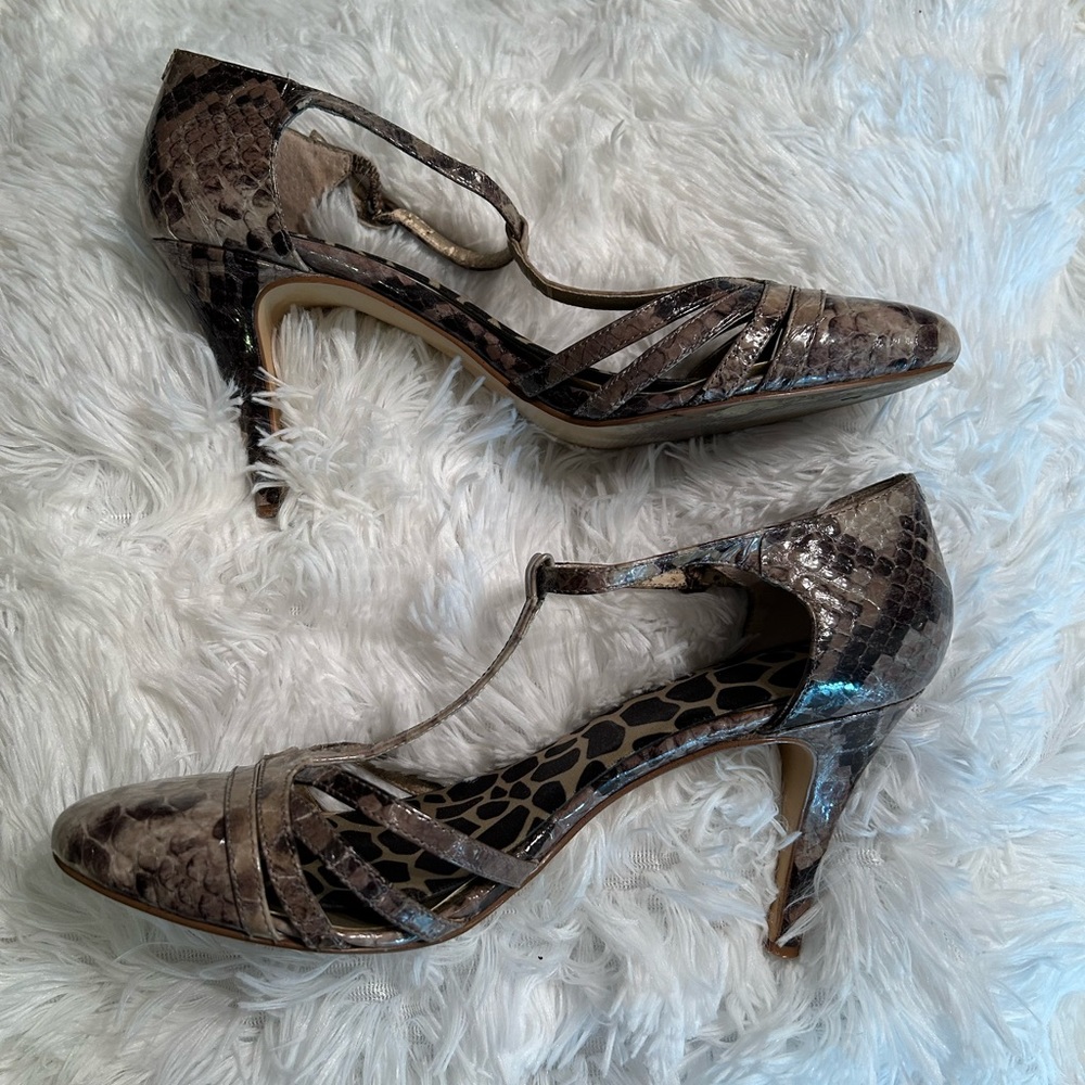 Bandolino snake skin t-strap pumps